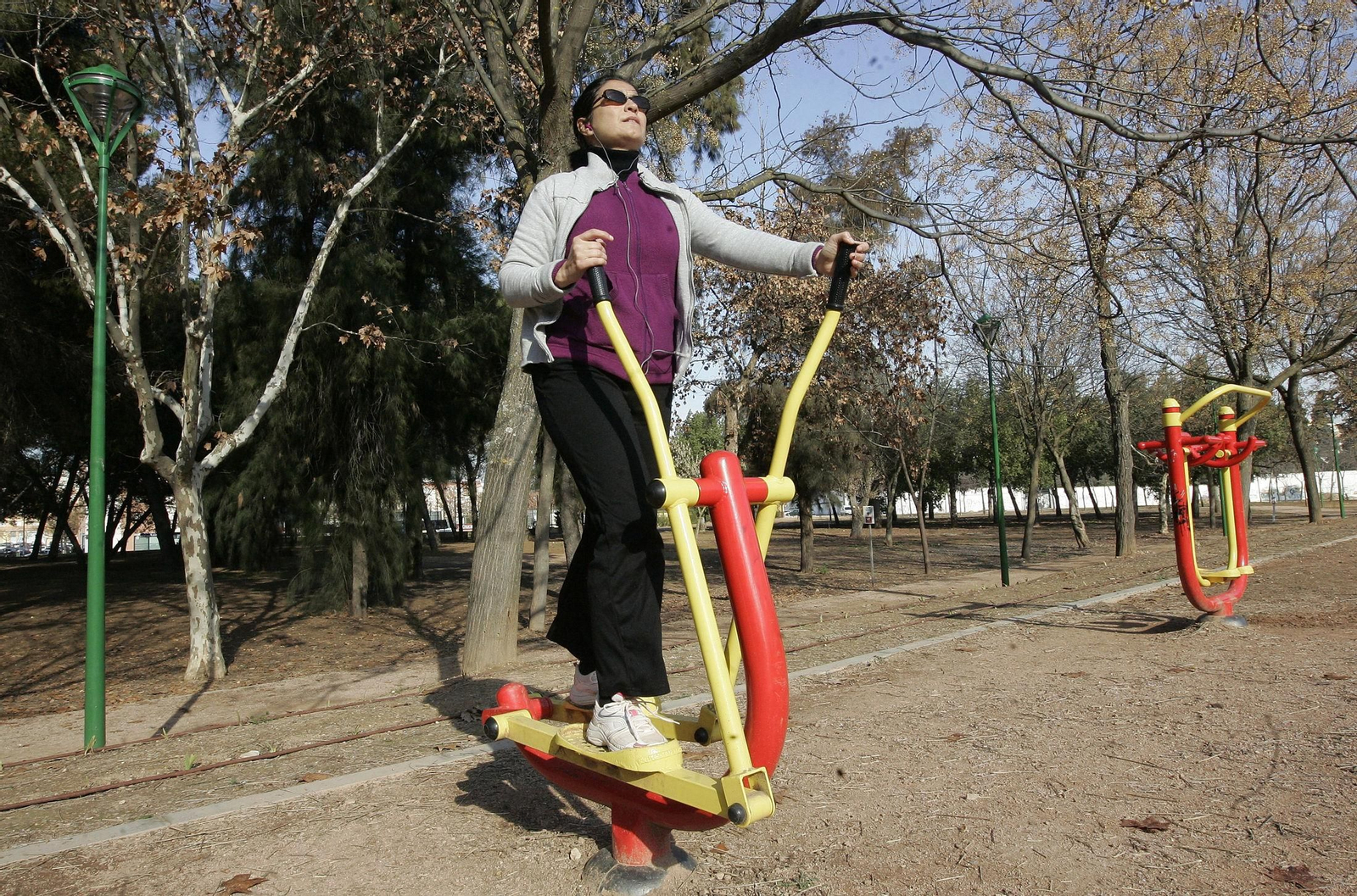 Una mujer se ejercita en un parque cardiosaludable