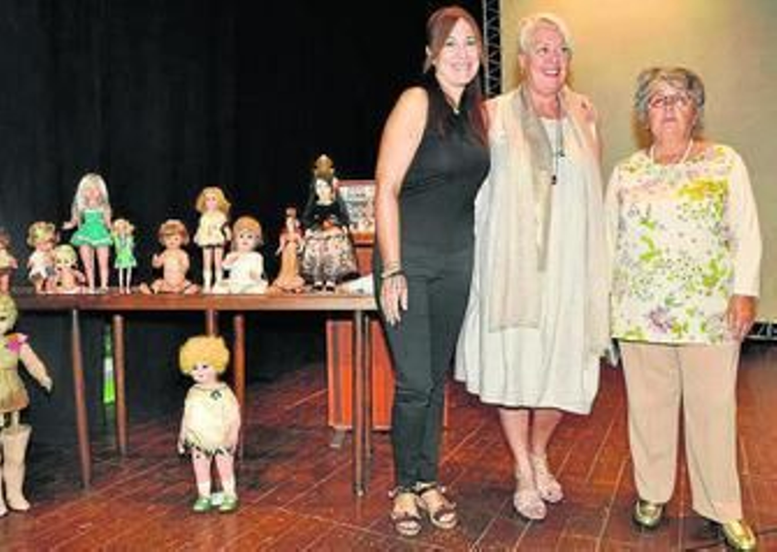 Las ponentes del encuentro, junto a una selección de muñecas.