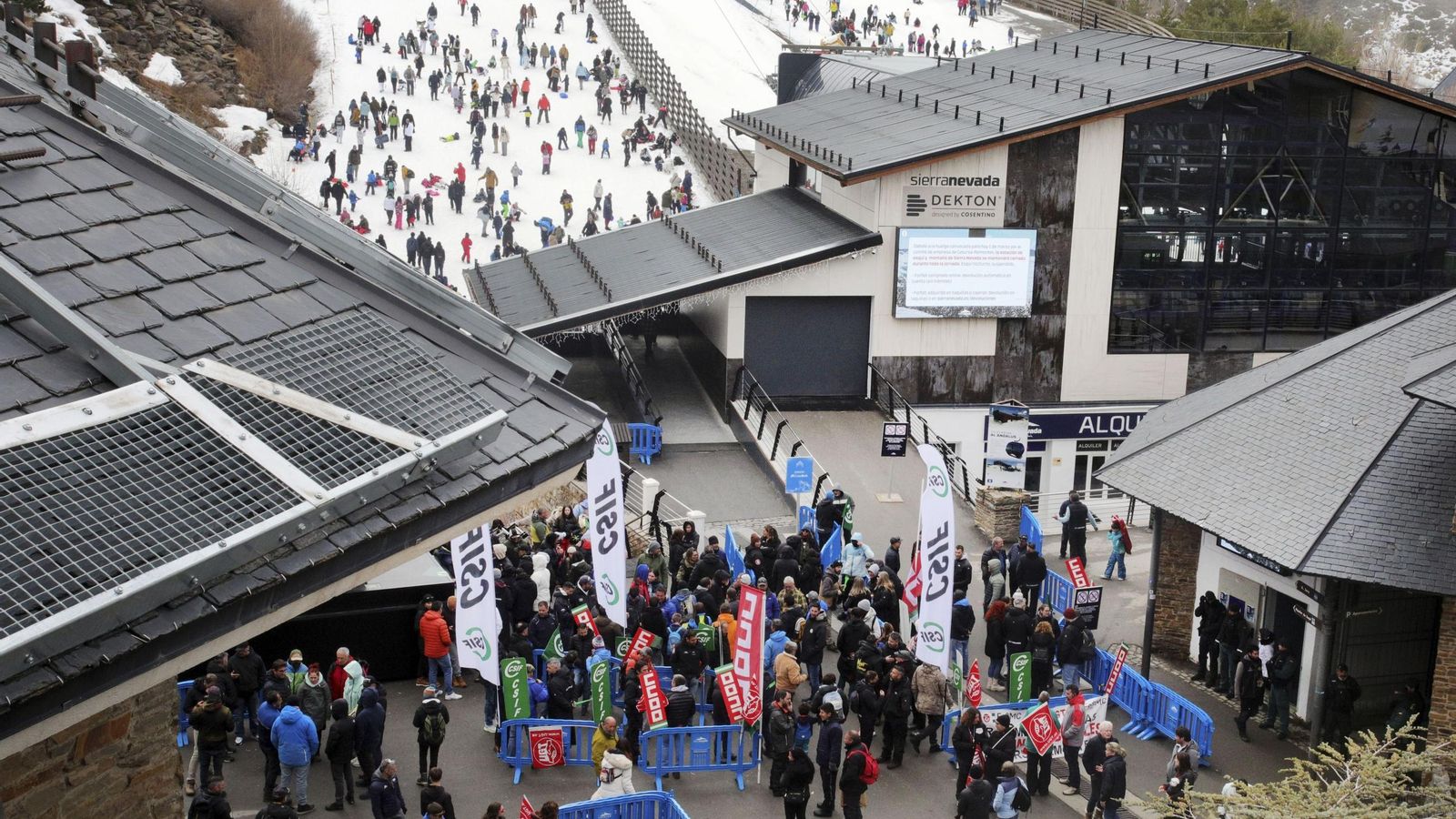 Manifestantes frente al telecabina Al Ándalus mientras la gente disfrutaba de la nieve