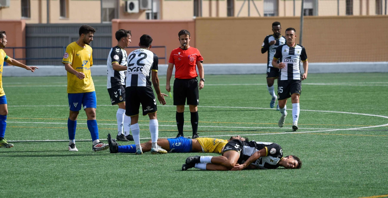 Partido entre el Tomares y la Real Balompédica Linense
