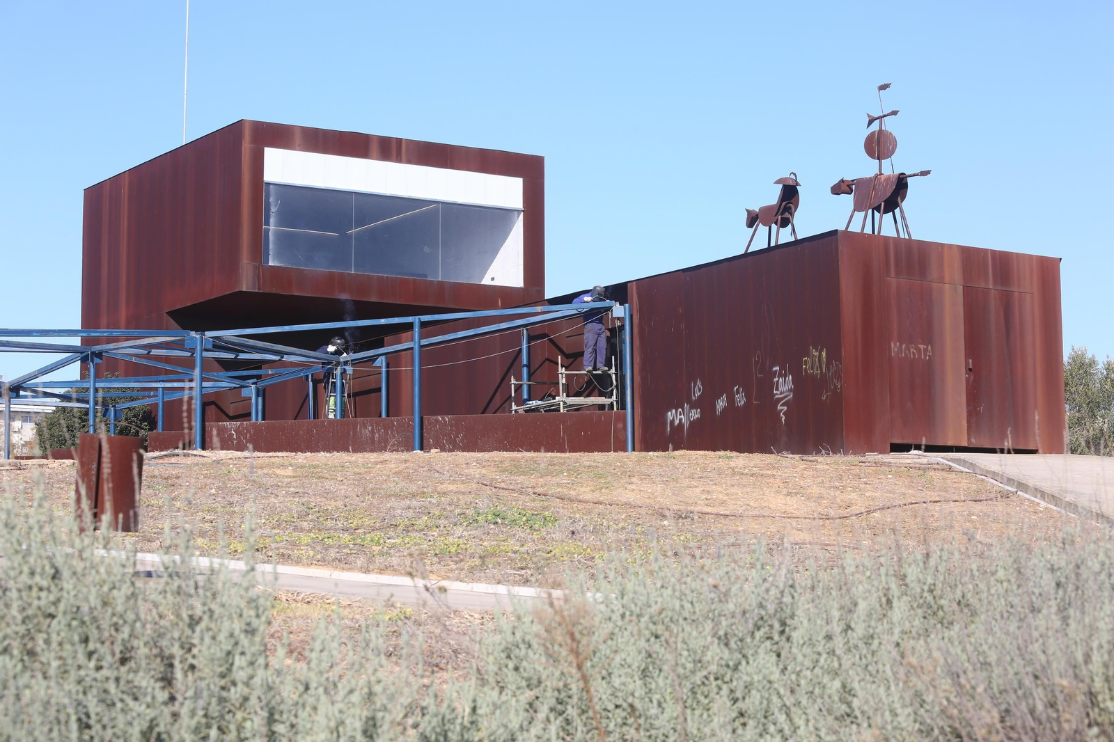 El abandono siempre ha sido la nota con todo lleno de hierbas; ahora se puede ver la nueva estructura del bar.