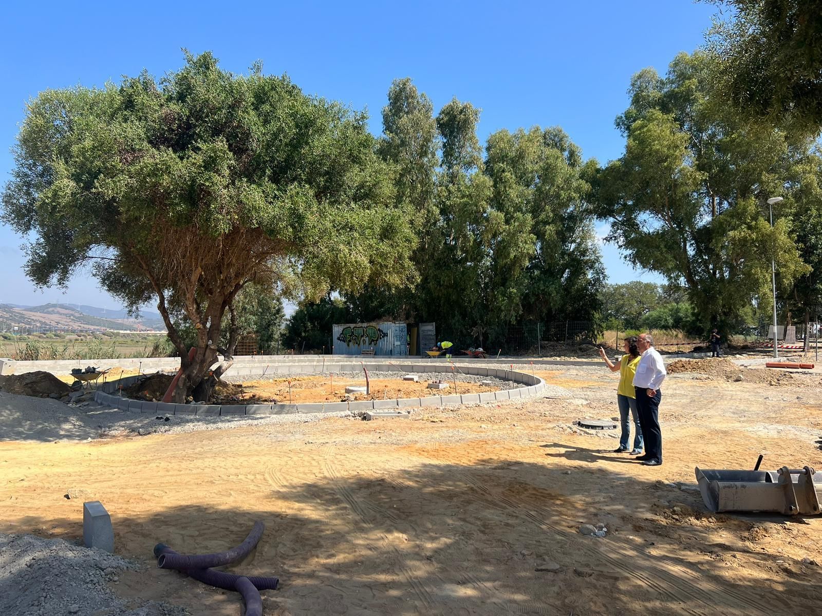 Landaluce y Rodríguez supervisan la futura glorieta, este lunes.