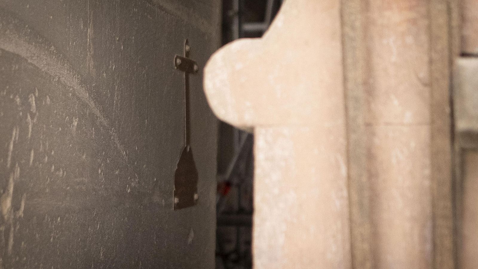 Cruz señalando la muerte por una campana.