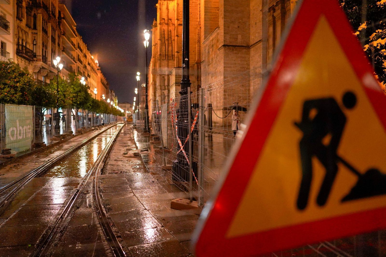 Estado de las obras anoche, bajo una intensa lluvia, en la Avenida de la Constitución.