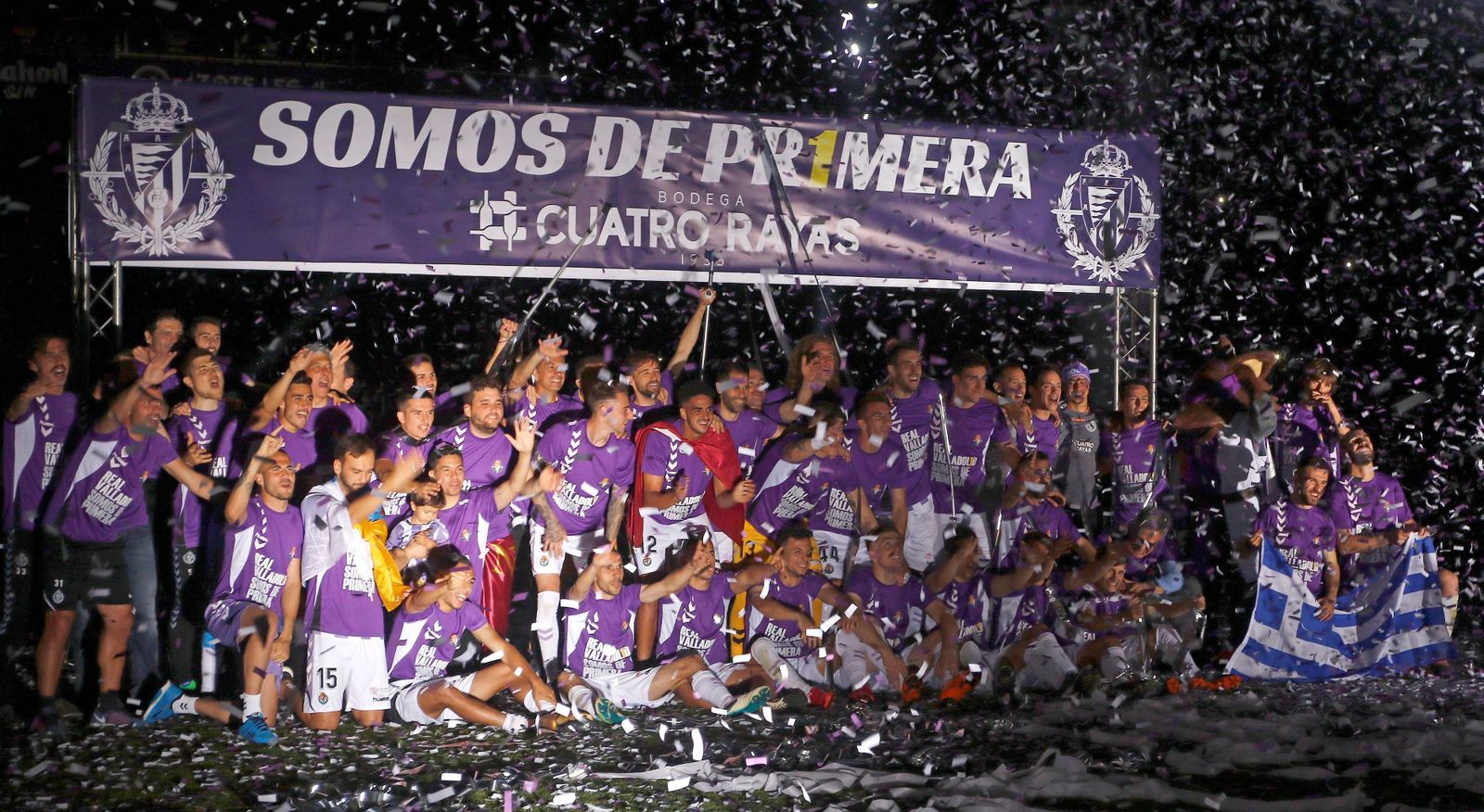 Los jugadores del Valladolid celebran el ascenso.