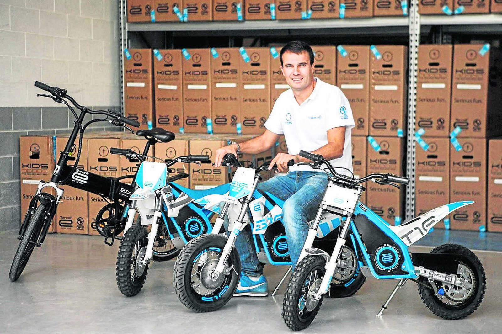 Iván Contreras posa ante algunos modelos de velocípedos de Torrot.