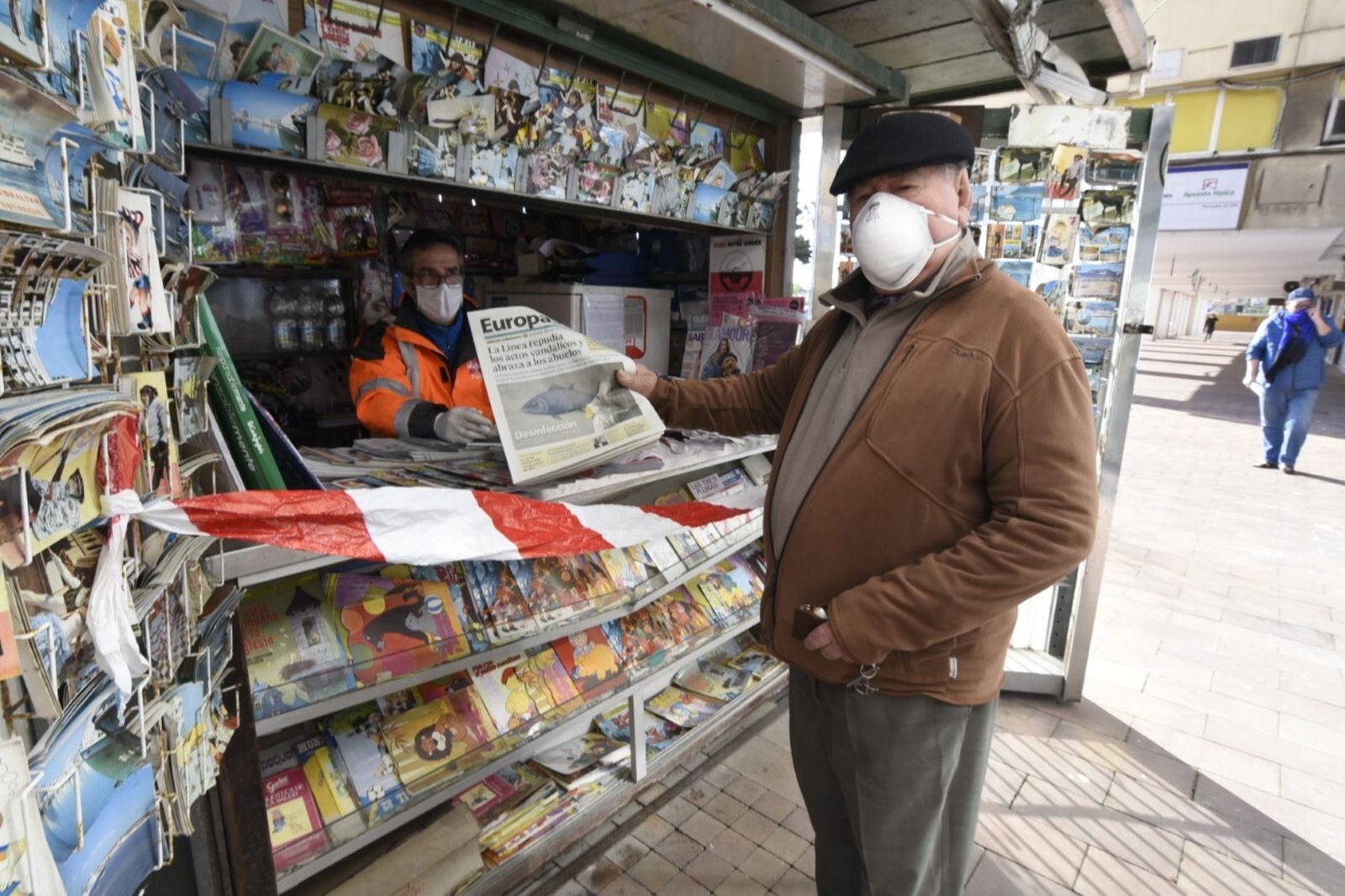 Un ciudadano recoge su ejemplar de Europa Sur.
