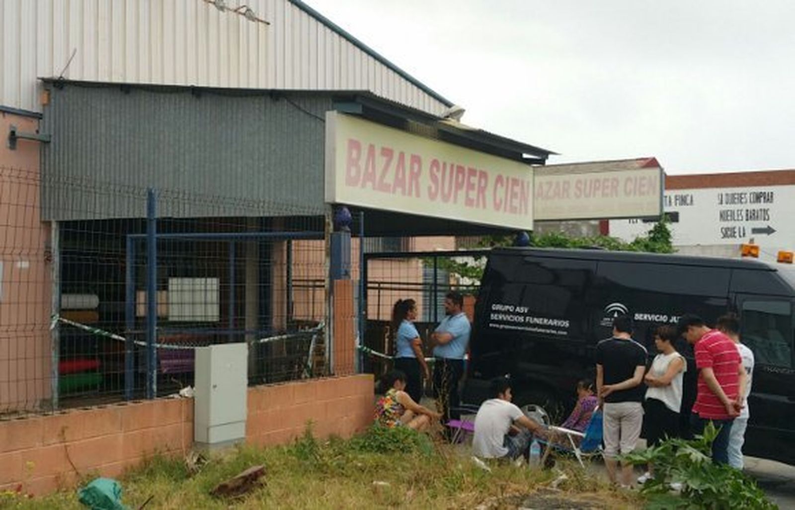 Un atracador mata a puñaladas al dependiente de un bazar chino