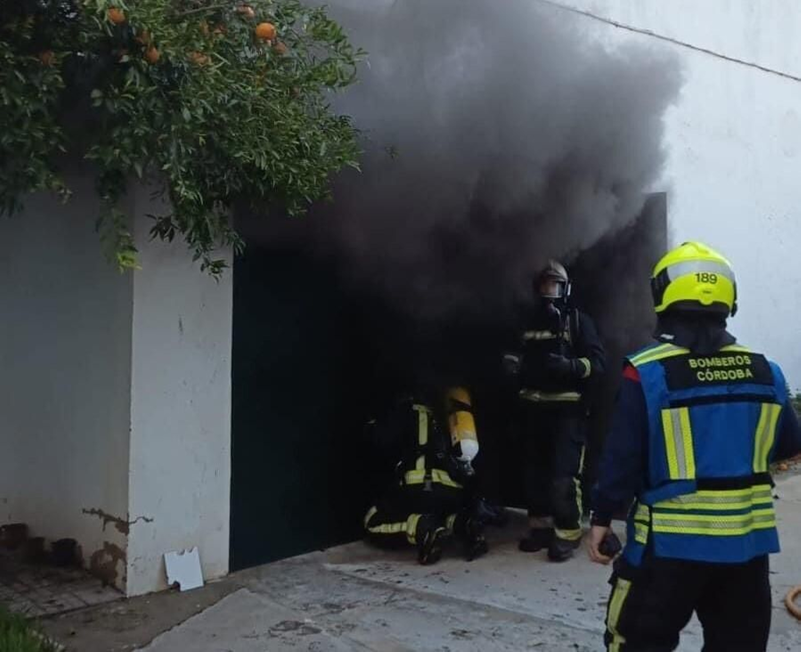 Los bomberos apagan el fuego en el centro.