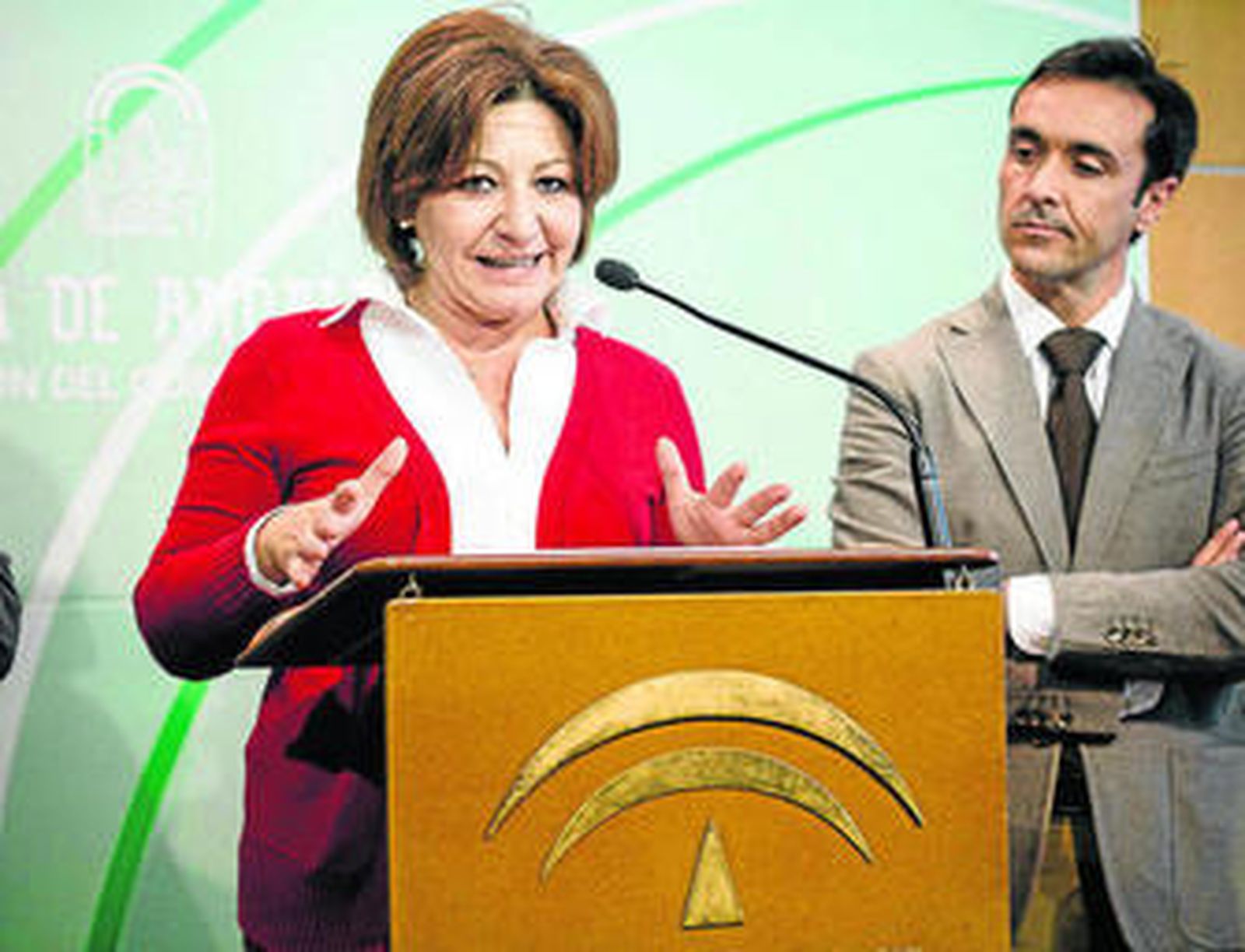 Angelines Ortiz, en su comparecencia de ayer junto a su sustituto, José Manuel Miranda.