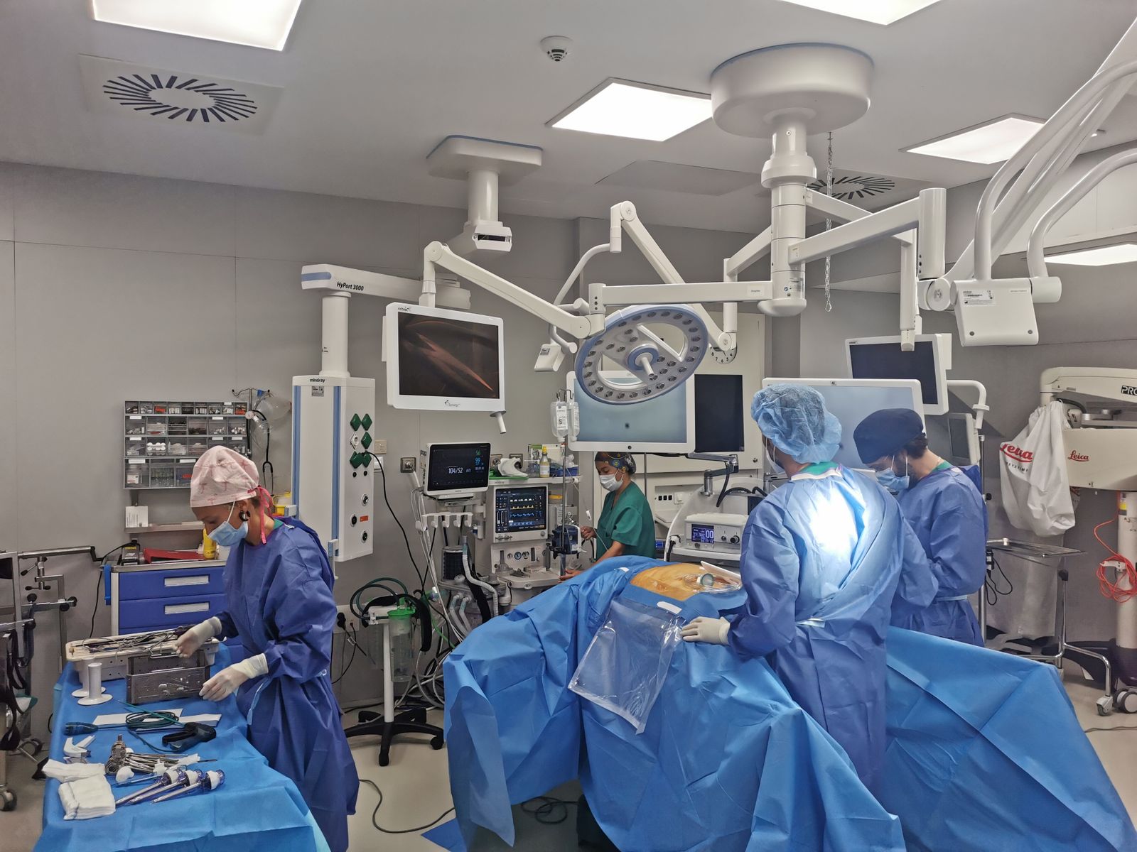 El Dr. Fabiano, poco antes de comenzar una intervención quirúrgica.