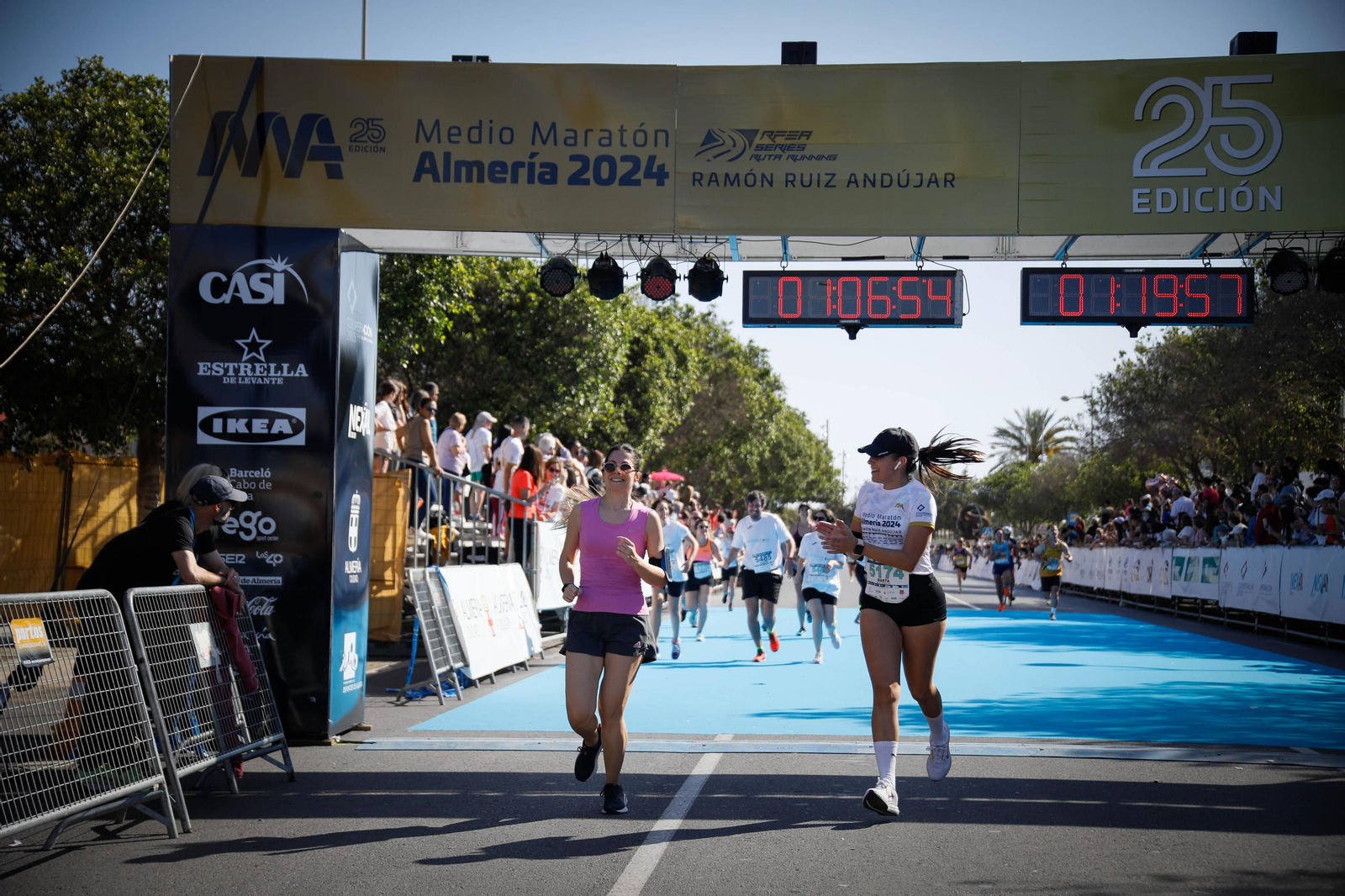 Imágenes de la llegada de la Media maratón Ciudad de Almería