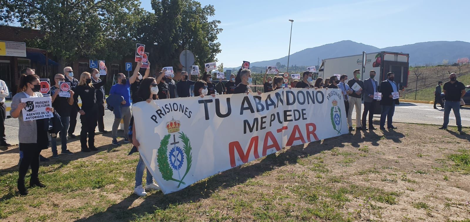 Trabajadores de centros penitenciarios y representantes de Vox, en la protesta en Málaga