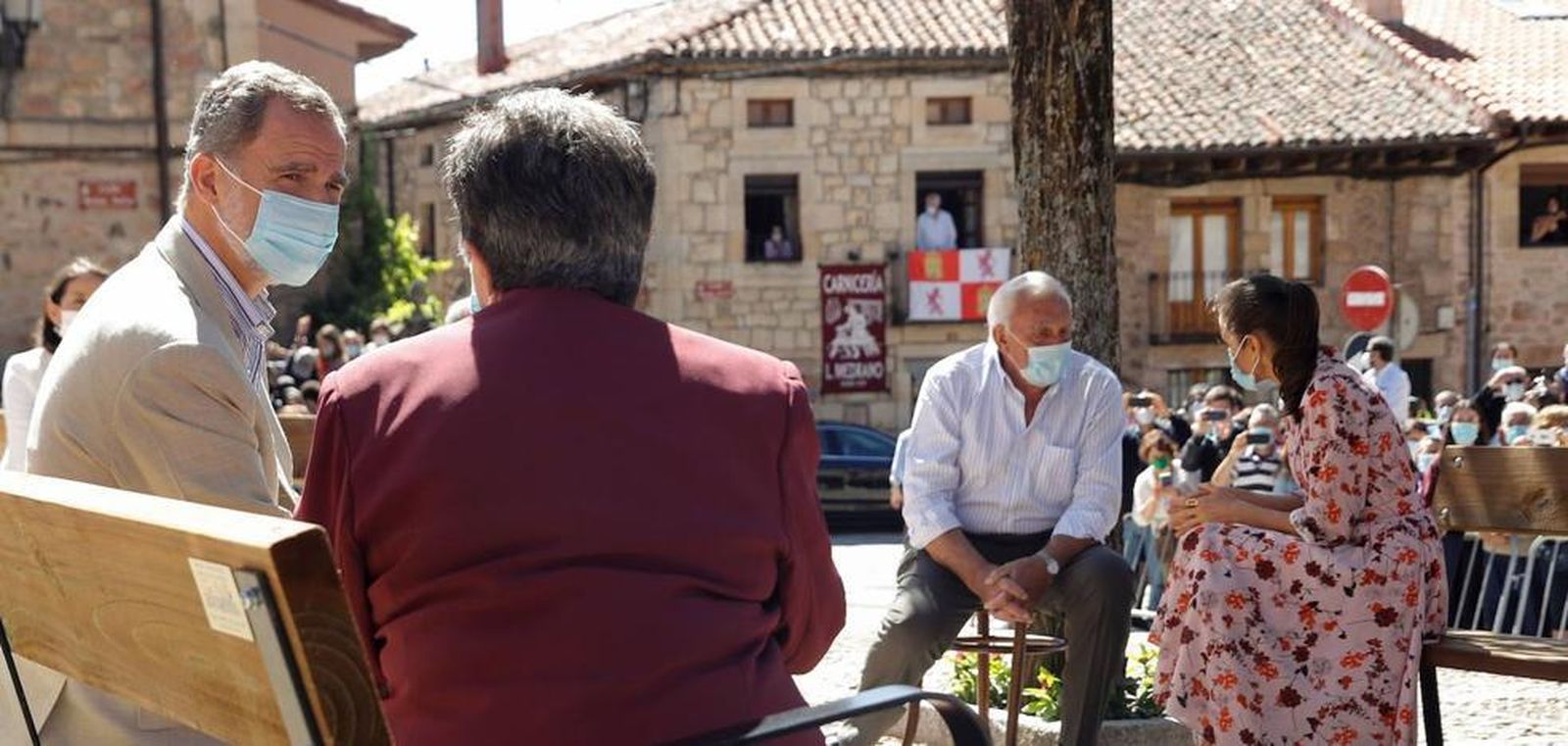 Don Felipe y doña Letizia charlan en la plaza Juan Carlos I de Vinuesa