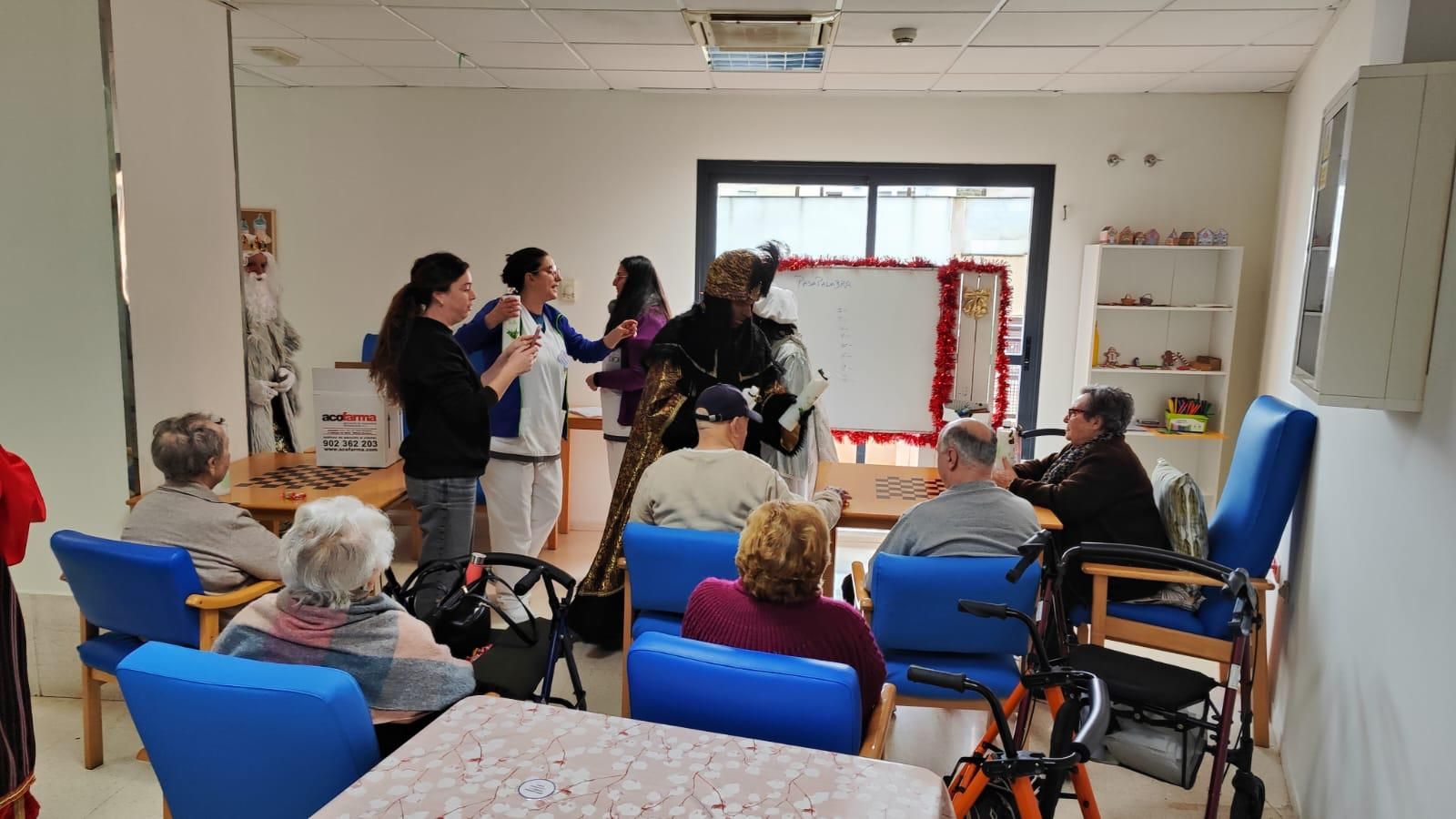 De la Residencia de Mayores a las calles: imágenes del paso de los Reyes Magos por Huércal-Overa