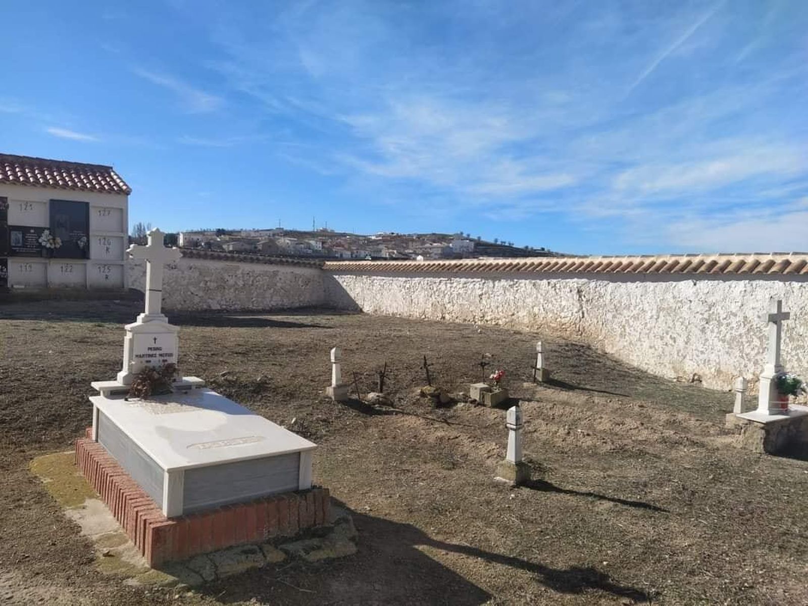 Imagen del interior del cementerio de Topares, donde hay enterramientos en el suelo, en vertical en nichos construidos con ladrillos y en panteones