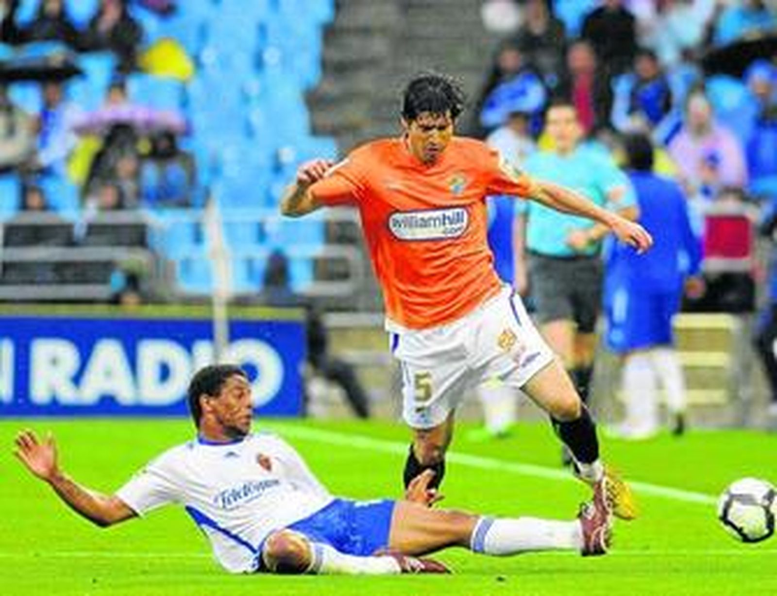 Albert Luque intenta escaparse de Eliseu Pereira.