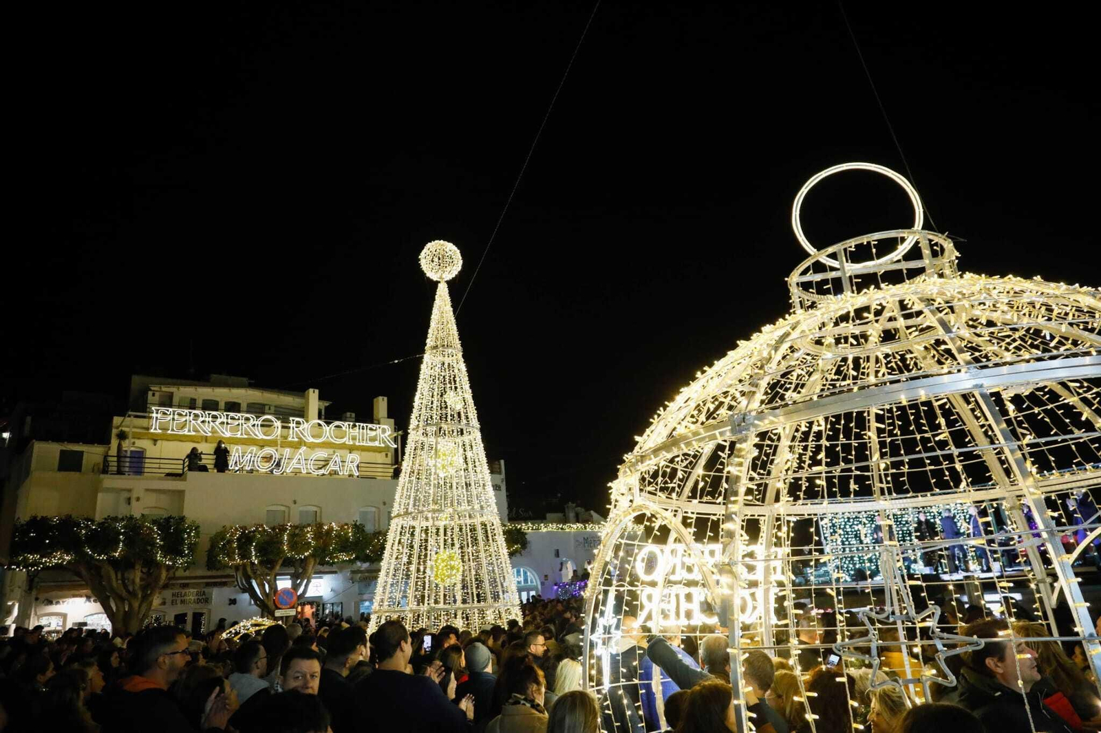 Las mejores imágenes de la iluminación navideña de Mojácar con las luces de Ferrero Rocher
