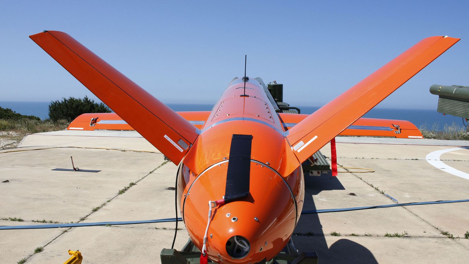 Avión no tripulado dispuesto en la base del INTA en Moguer para ser lanzado en fase de pruebas.