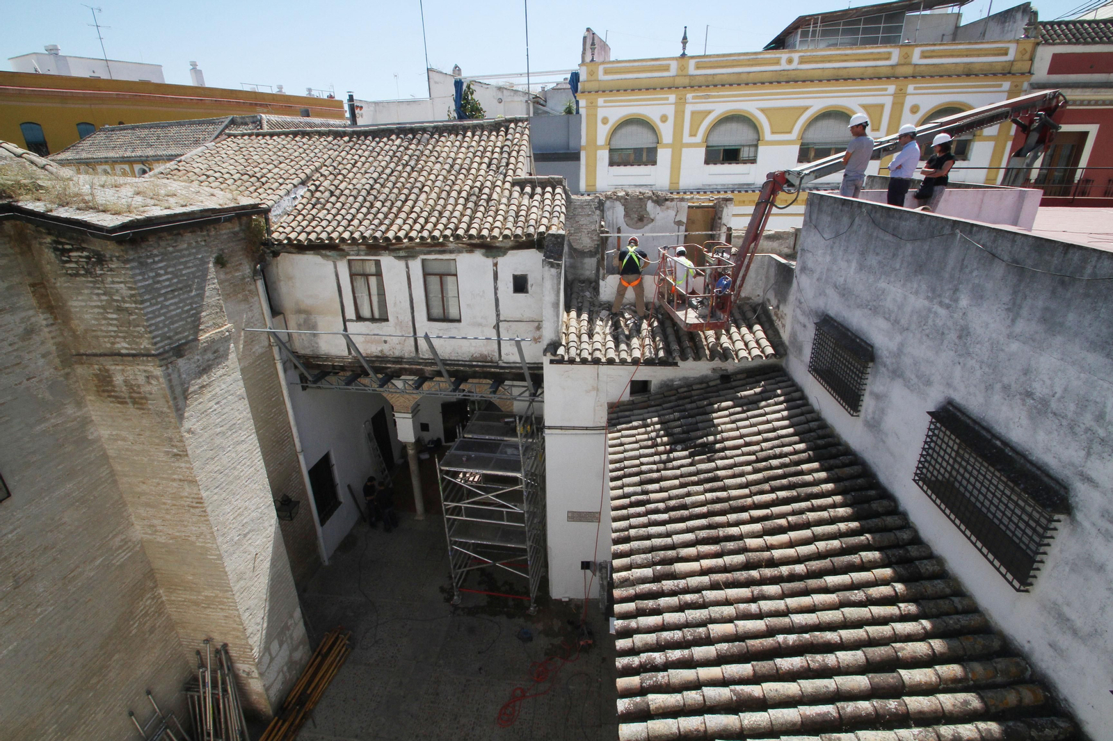 Las obras en el compás de entrada de Santa Inés.