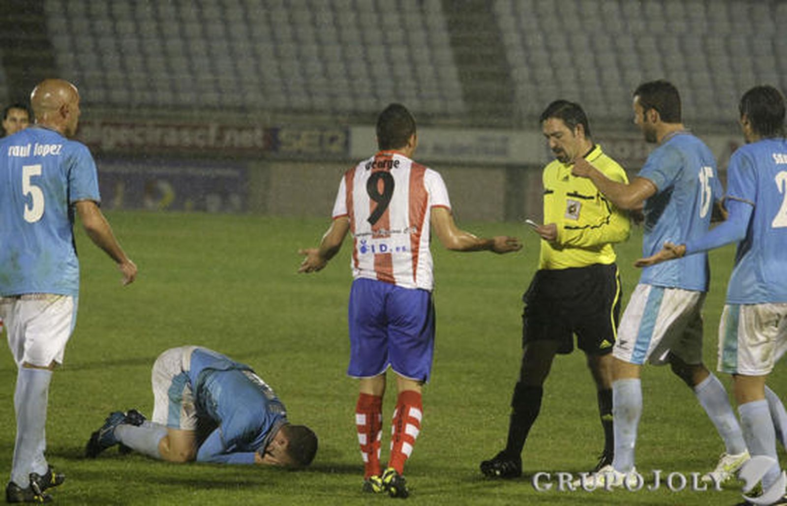 El Algeciras se aleja aún más de la zona de liguilla al perder en el Nuevo Mirador ante el San Fernando./Fotos:Erasmo Fenoy

Foto: Erasmo Fenoy