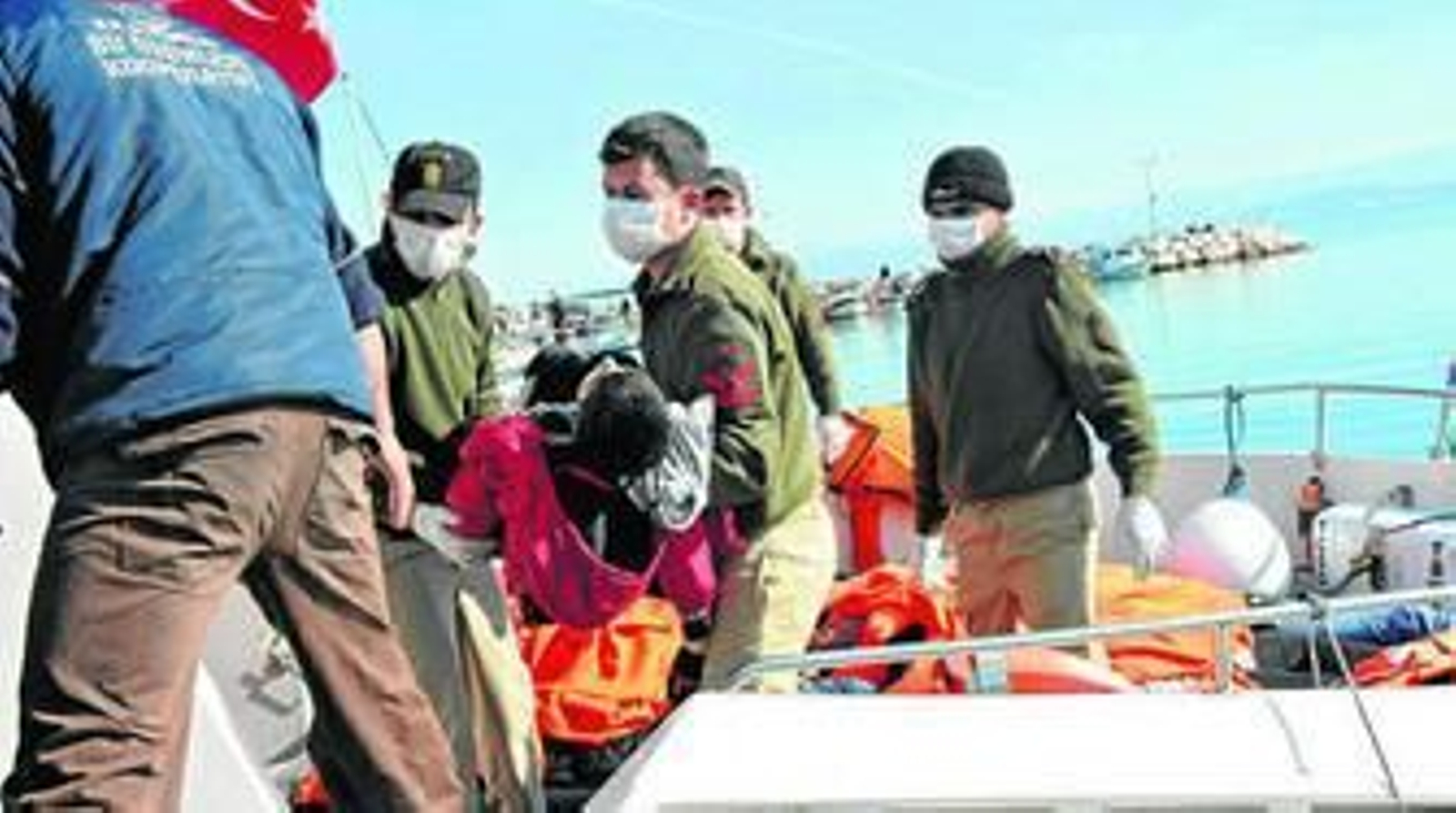 Soldados turcos trasladaban ayer los cadáveres de varios refugiados tras el hundimiento de la embarcación en la que viajaban con destino a Grecia. Soldados turcos trasladaban ayer los cadáveres de varios refugiados tras el hundimiento de la embarcación en la que viajaban con destino a Grecia.