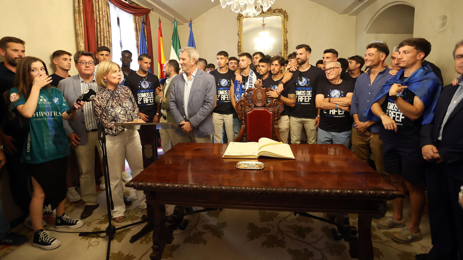 La visita del Xerez DFC al Ayuntamiento tras el ascenso