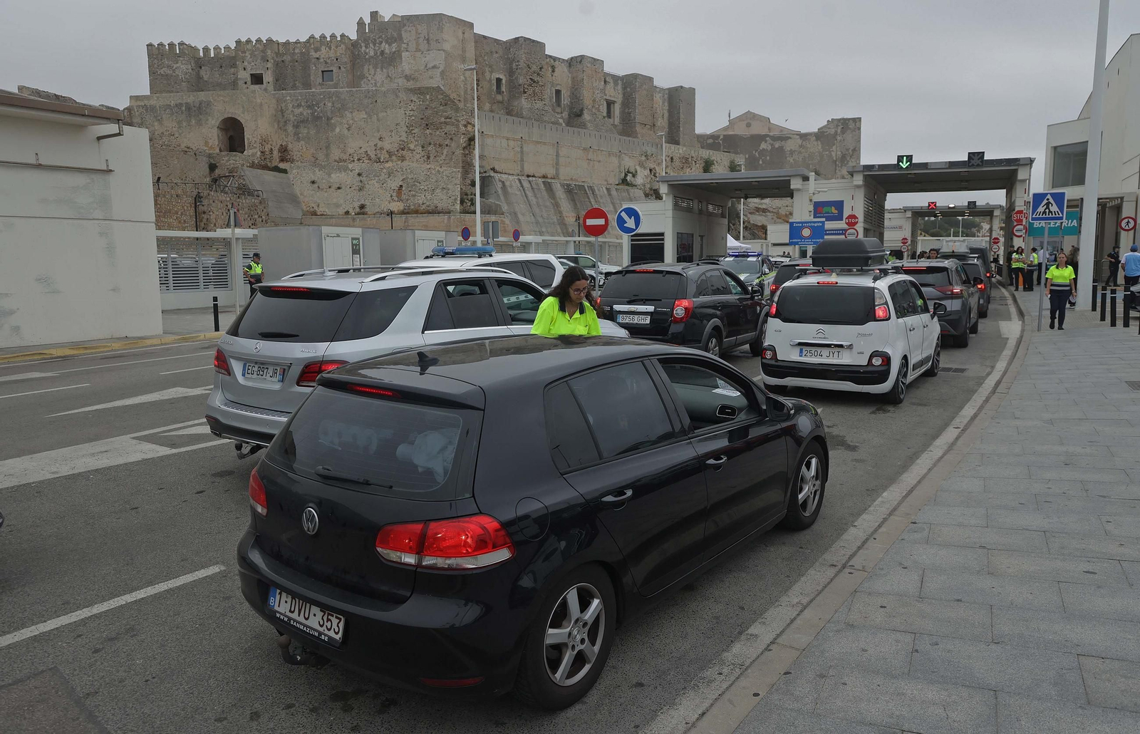 Colas en los accesos al embarque en el Puerto de Tarifa, este verano