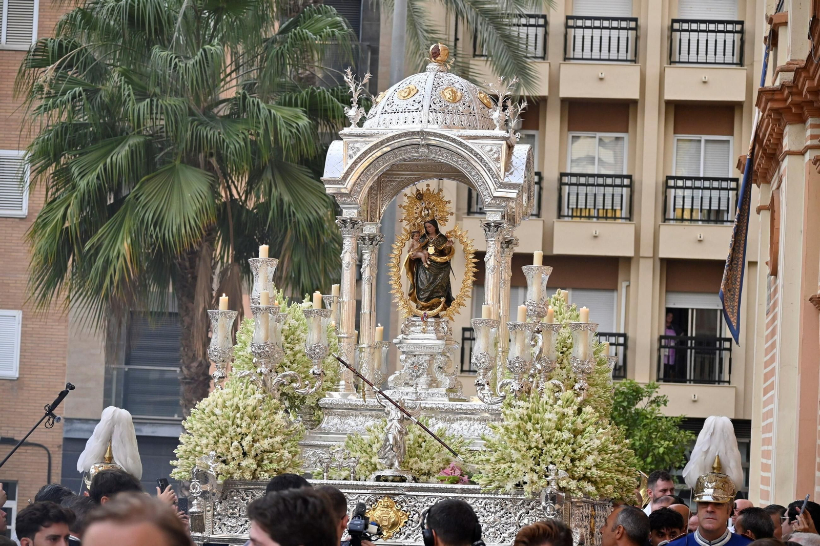 Virgen de La Cinta procesionando por las calles de Huelva.