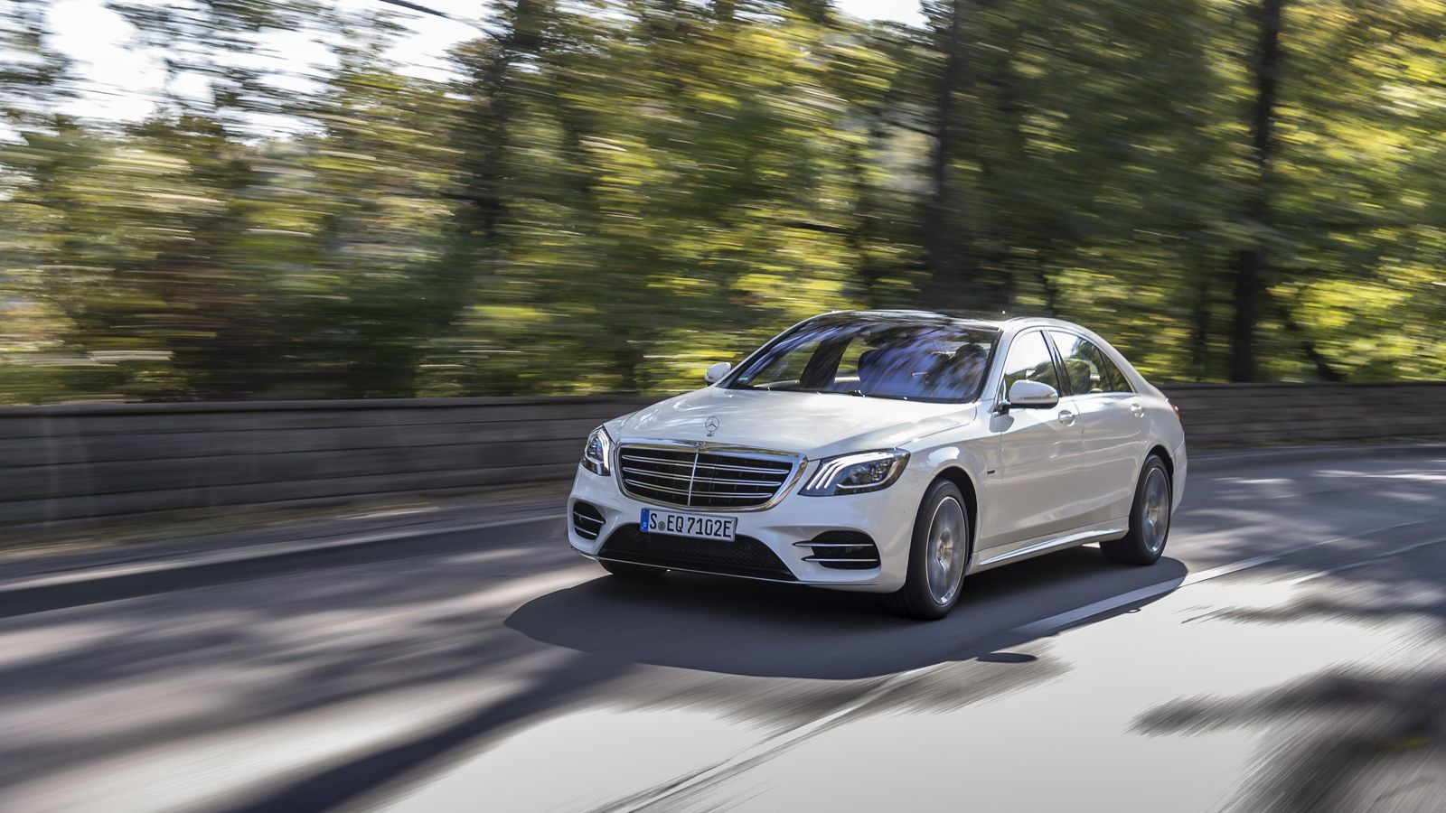 El S 560e, el híbrido enchufable de la Clase S llegará a lo largo de 2021. Podrá recorrer unos 100 km sin necesidad de que arranque su motor de gasolina. El S 560e, el híbrido enchufable de la Clase S llegará a lo largo de 2021. Podrá recorrer unos 100 km sin necesidad de que arranque su motor de gasolina.