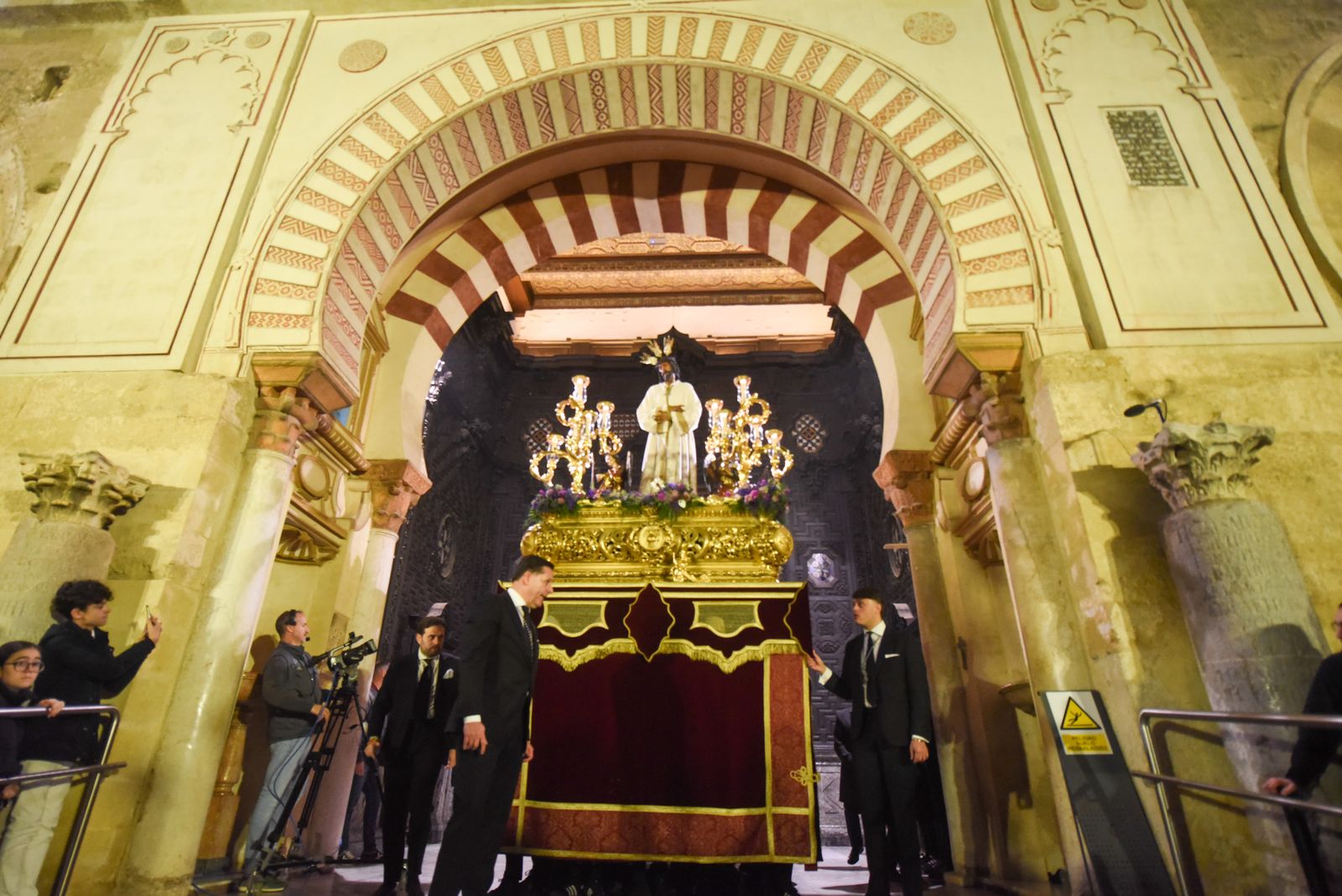 El Vía Crucis de las Cofradía con el Señor de la Sangre, en imágenes