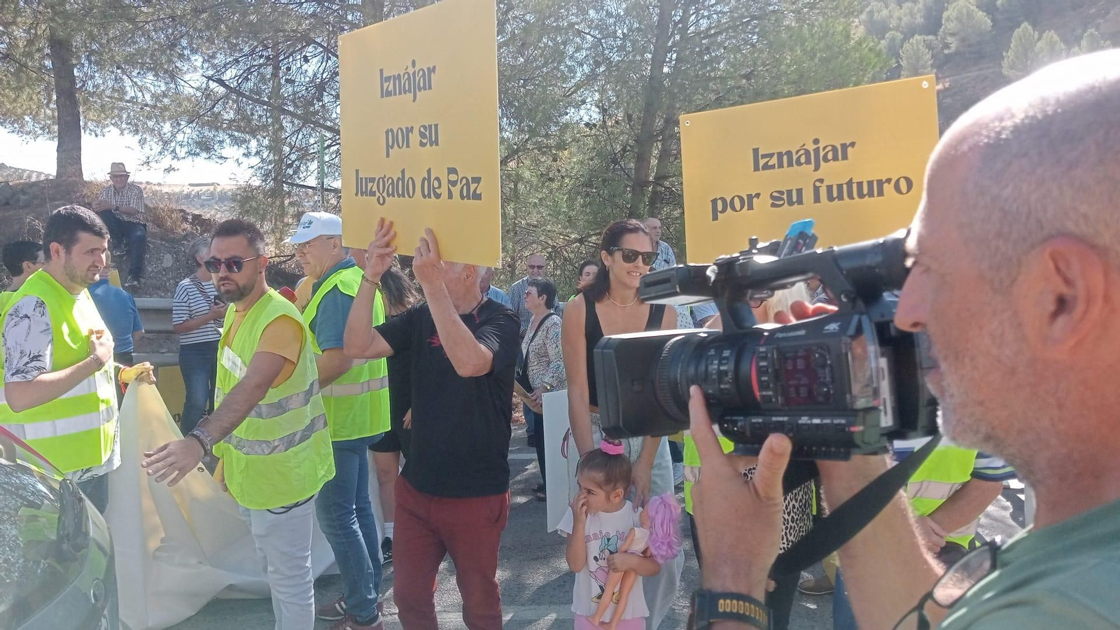 La protesta de Iznájar por el mal estado de las infraestructuras y los servicios públicos, en fotografías