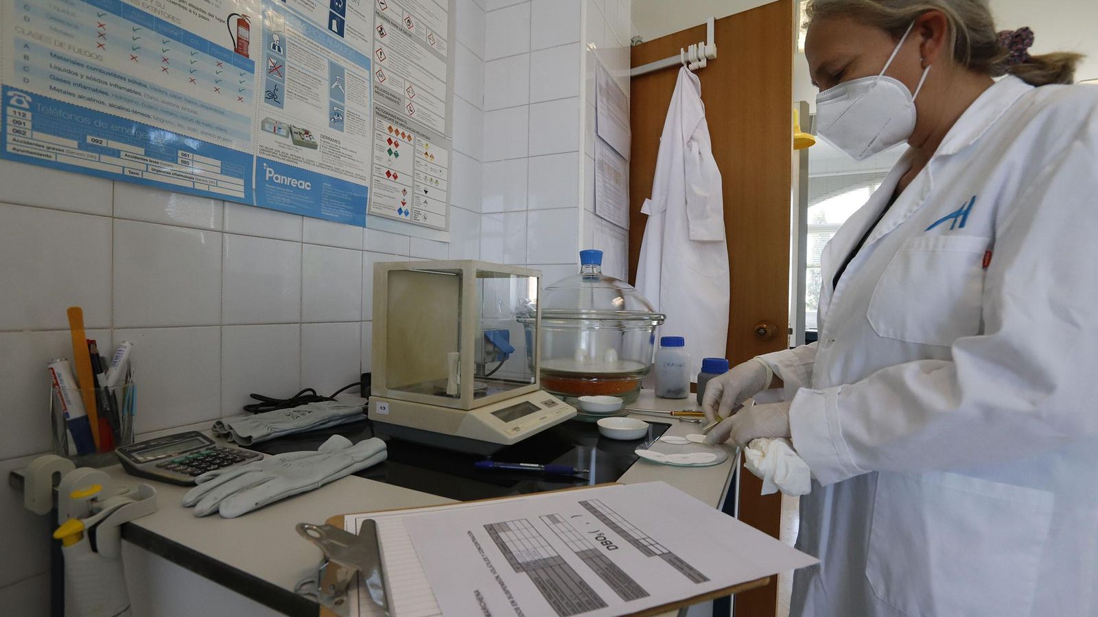 Una técnico de laboratorio analiza las aguas residuales tras su depuración. Una técnico de laboratorio analiza las aguas residuales tras su depuración.