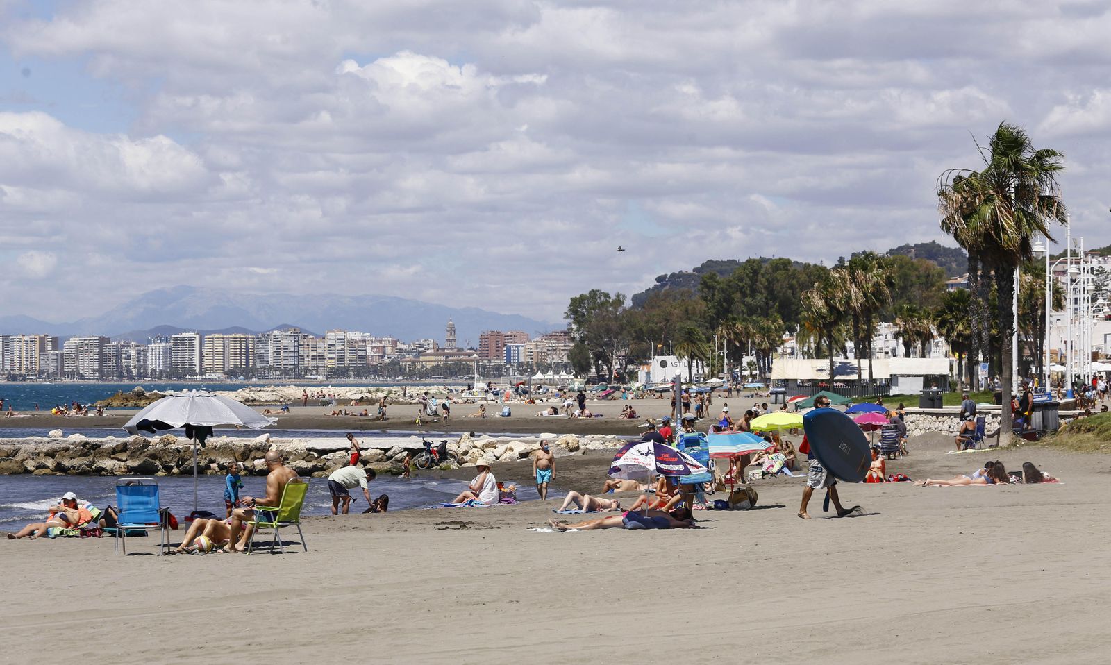 Primer domingo sin restricciones en la playa de Pedregalejo