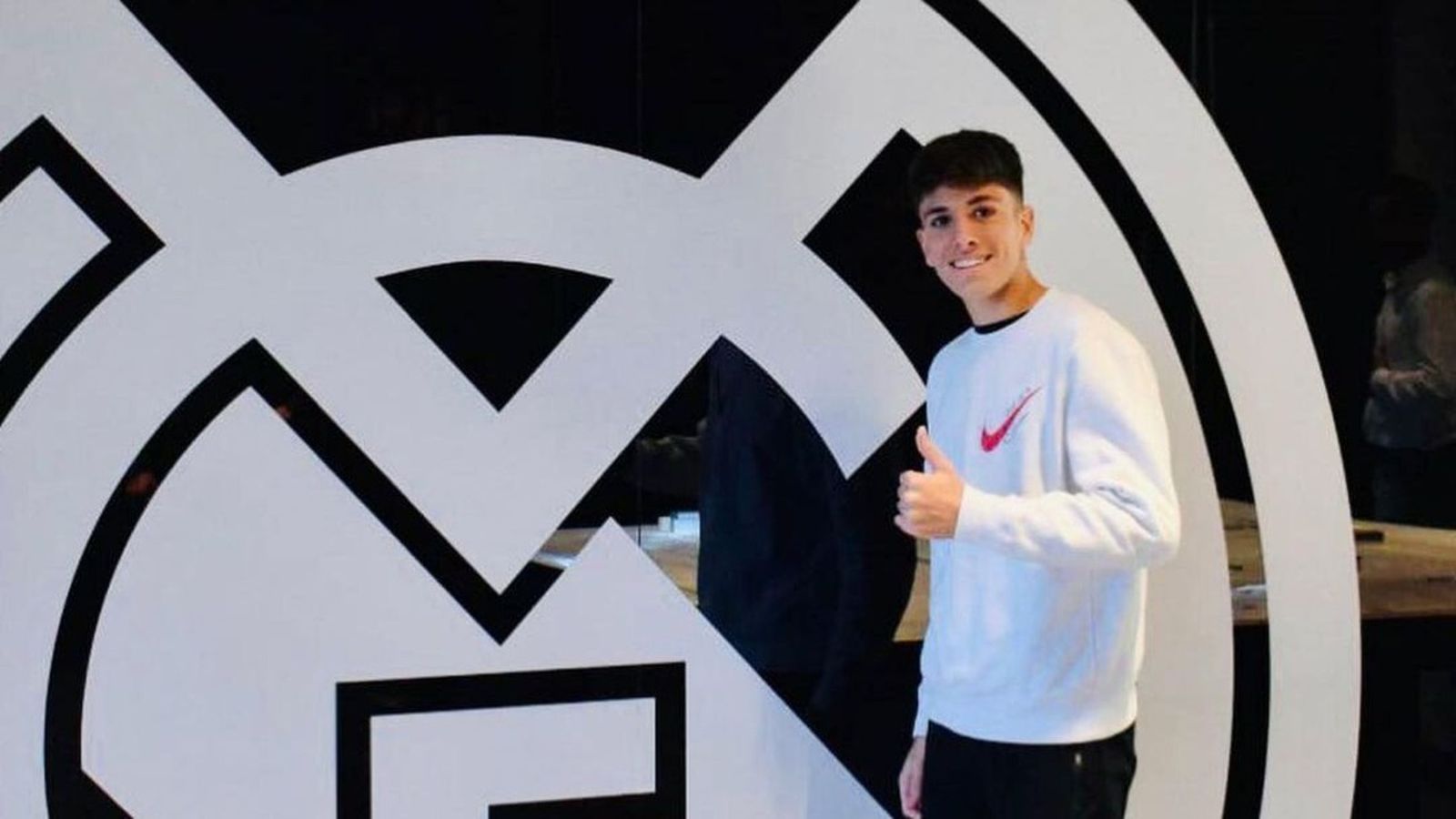 Sergio Ramirez posa tras firmar con el Real Madrid