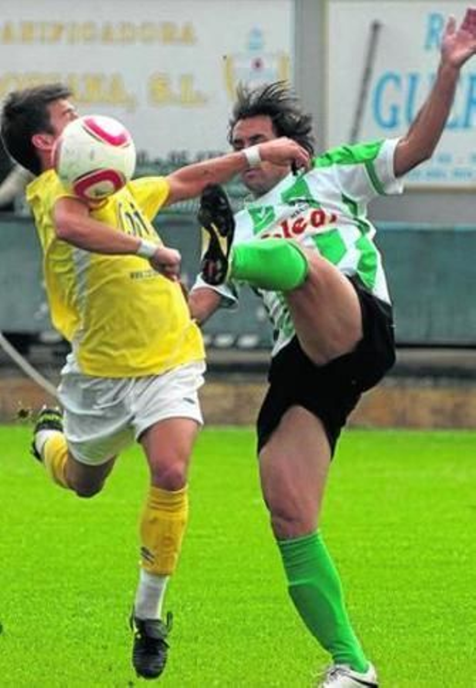Óscar Silva, metiendo la zurda para tratar de frenar a un rival.