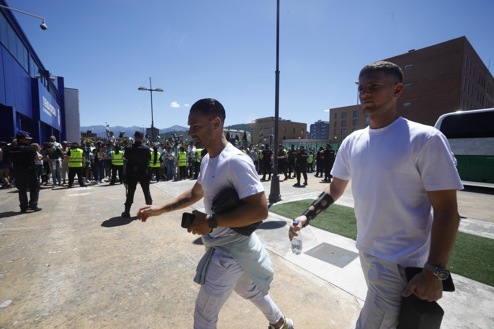 El Córdoba CF recibe el calor de su afición a su llegada a El Toralín antes del partido ante la Ponferradina El Córdoba CF recibe el calor de su afición a su llegada a El Toralín antes del partido ante la Ponferradina