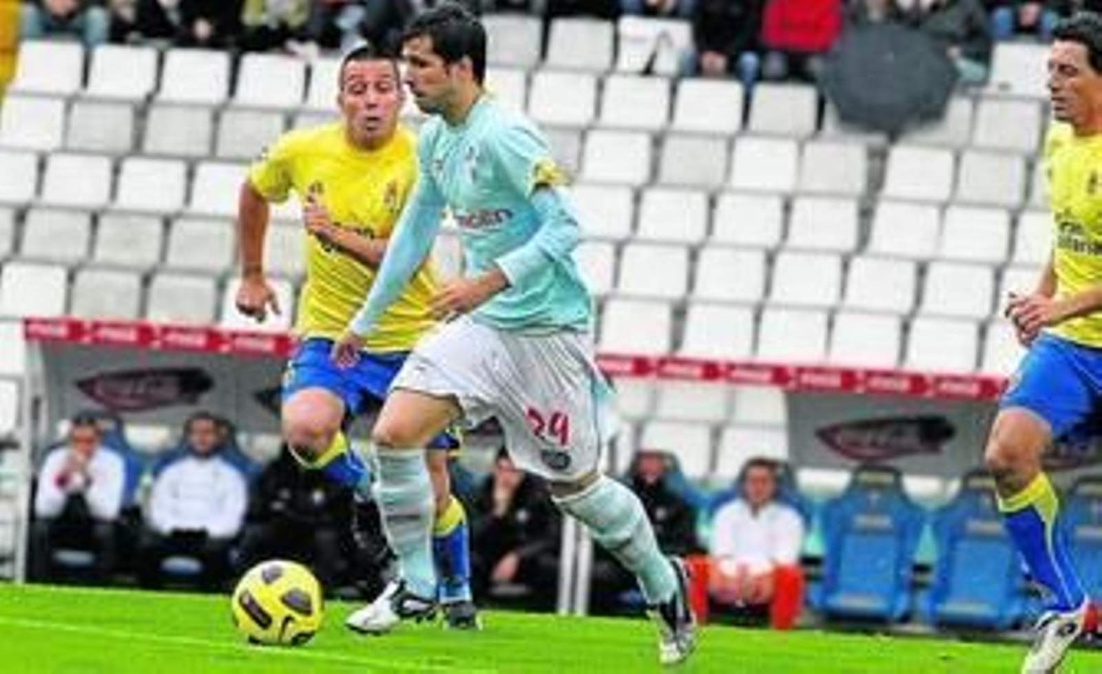 Catalá conduce el balón con la cabeza levantada.