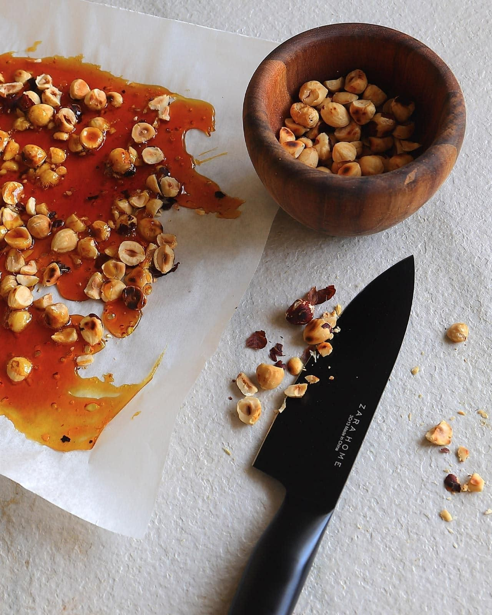 Tarta de chocolate sin harina con crocanti de avellanas.