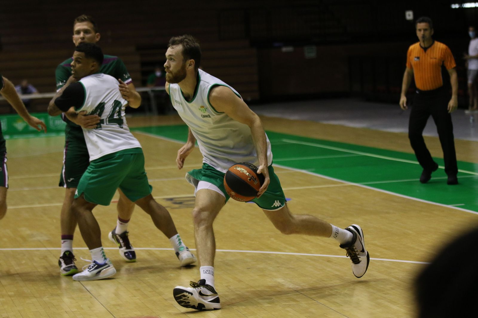 Una imagen del amistoso entre Betis y Unicaja en San Pablo.