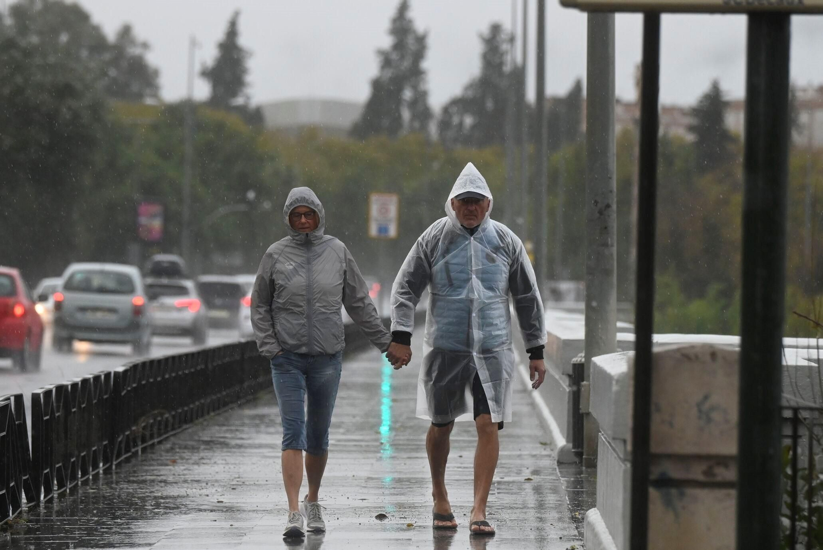Dos personas caminan bajo un aguacero a la altura del Puente de San Rafael de Córdoba capital.