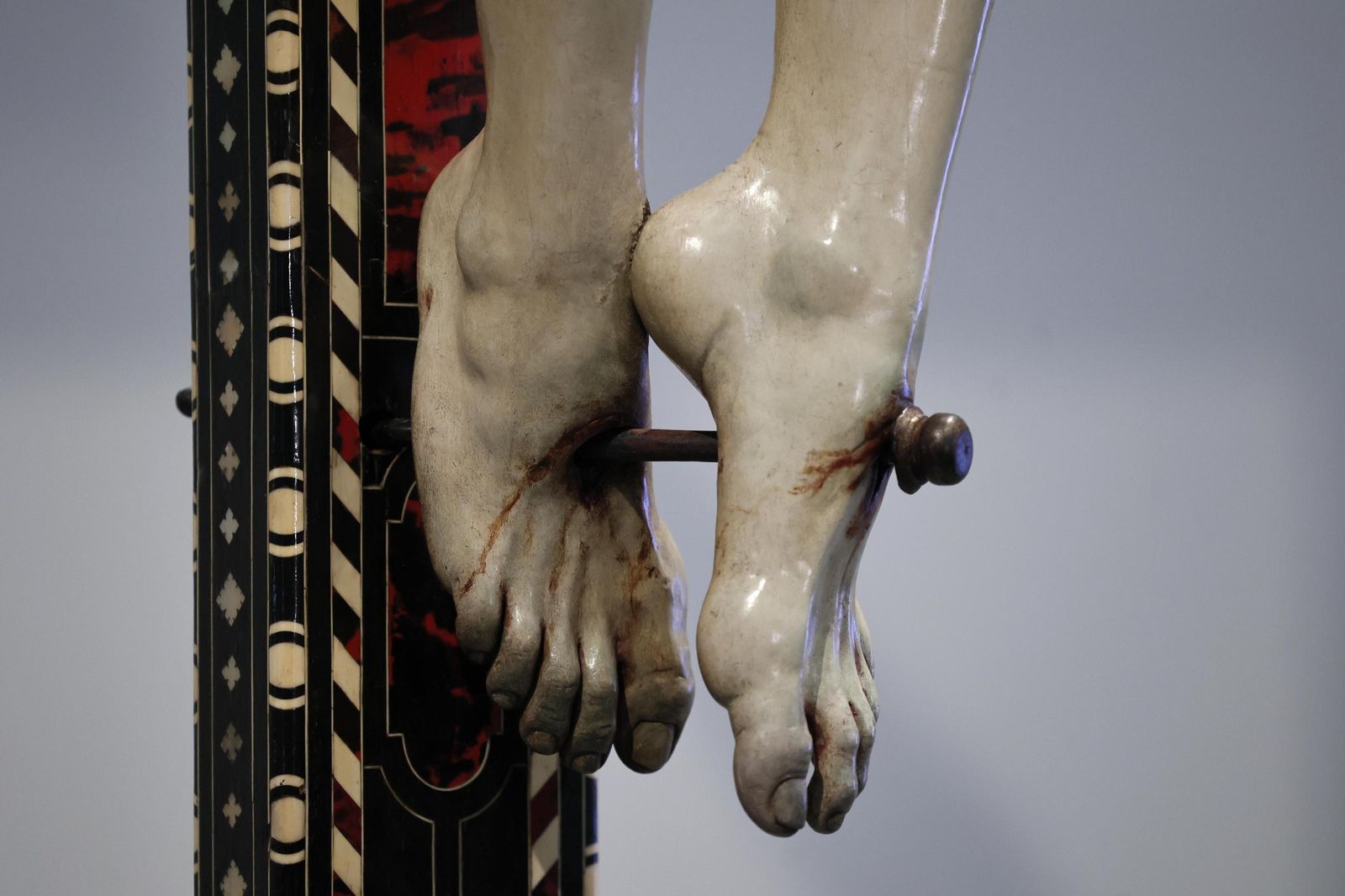 Imágenes de la presentación de la restauración del Cristo de la Misericordia de Granada.