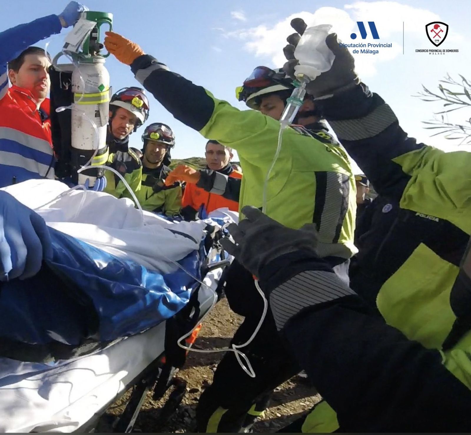 Bomberos y sanitarios atienden al herido en Casares