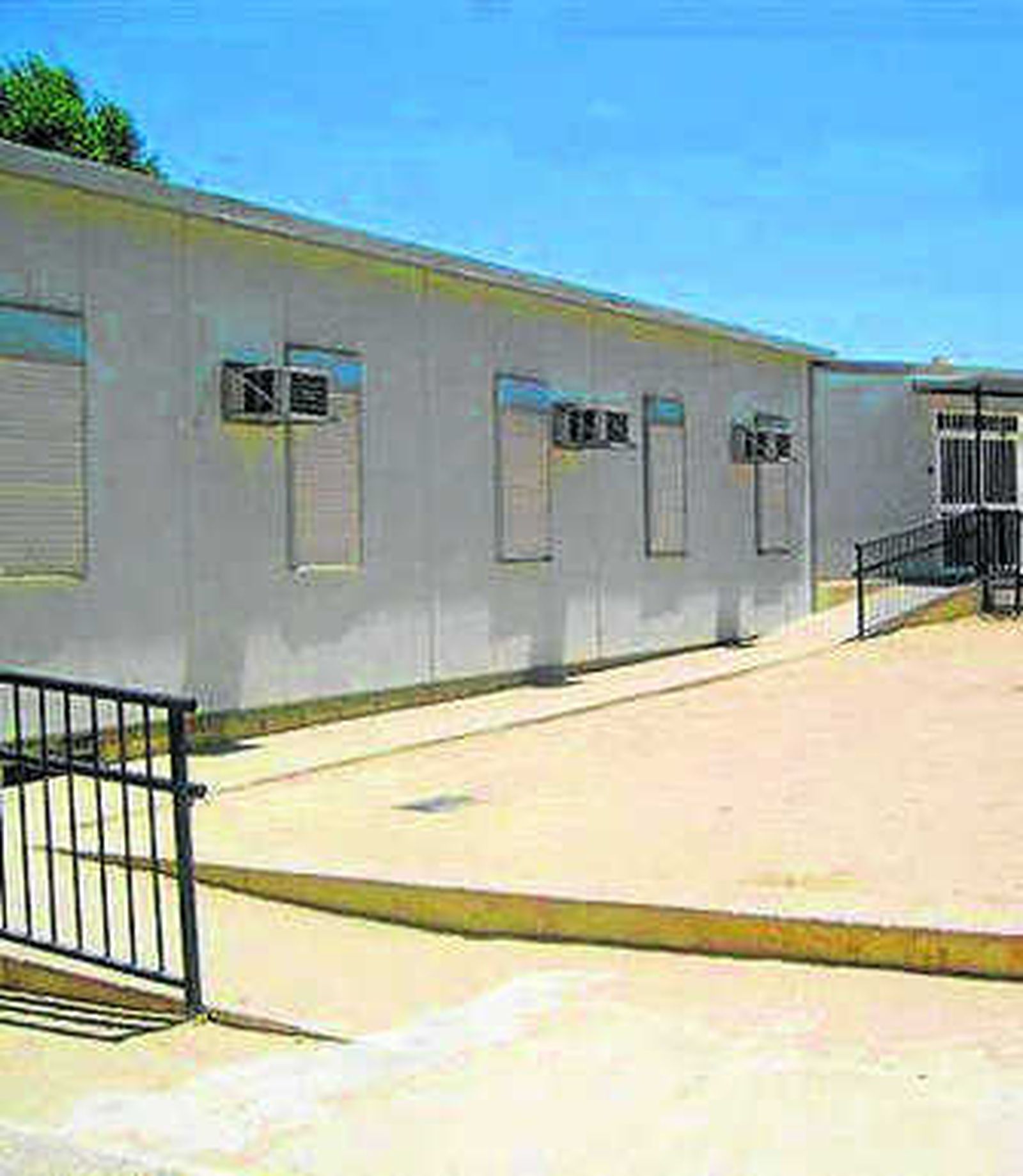 Edificios prefabricados del colegio.