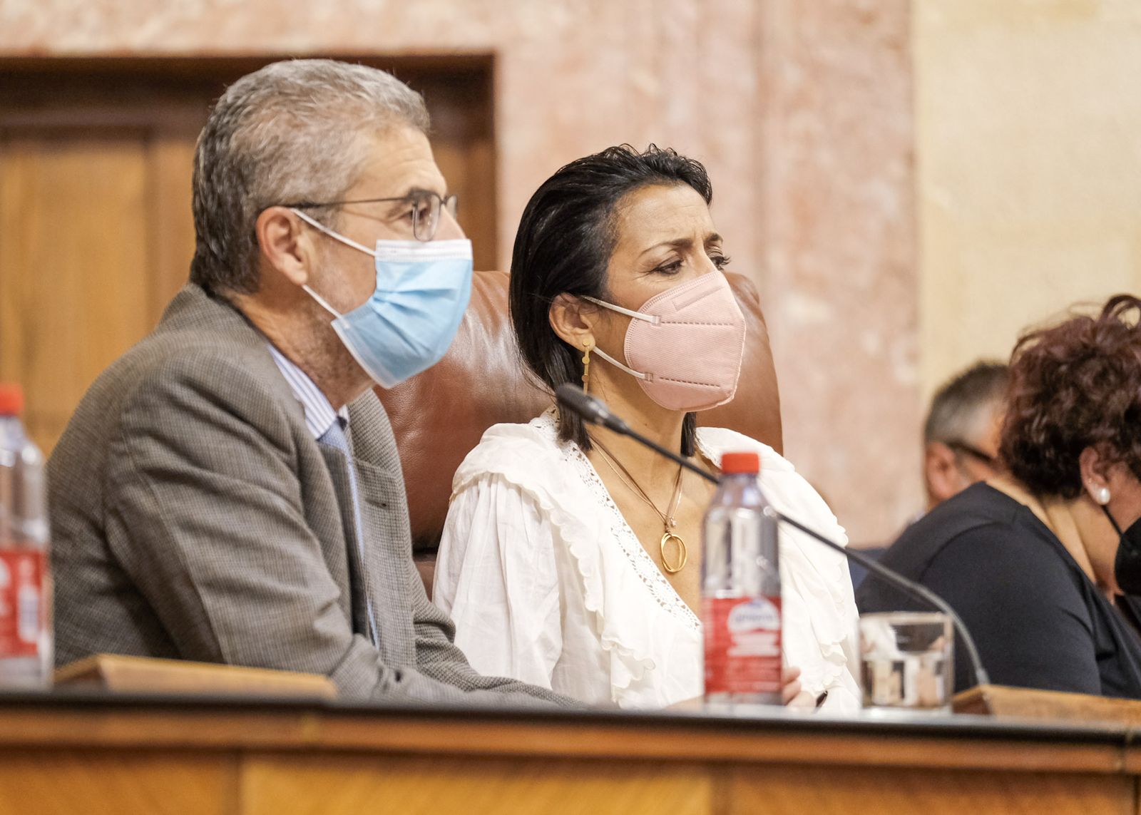 La presidenta del Parlamento, Marta Bosquet, y el letrado mayor, Ángel Marrero, al inicio de la sesión.