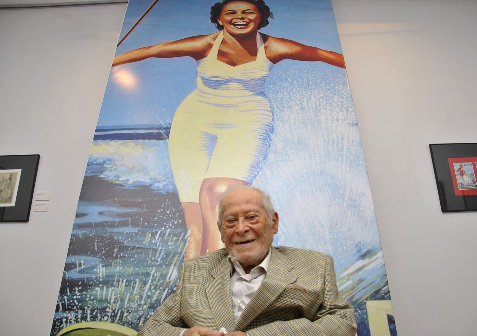 Bernardino de Hoyos, junto a uno de sus carteles más conocidos.