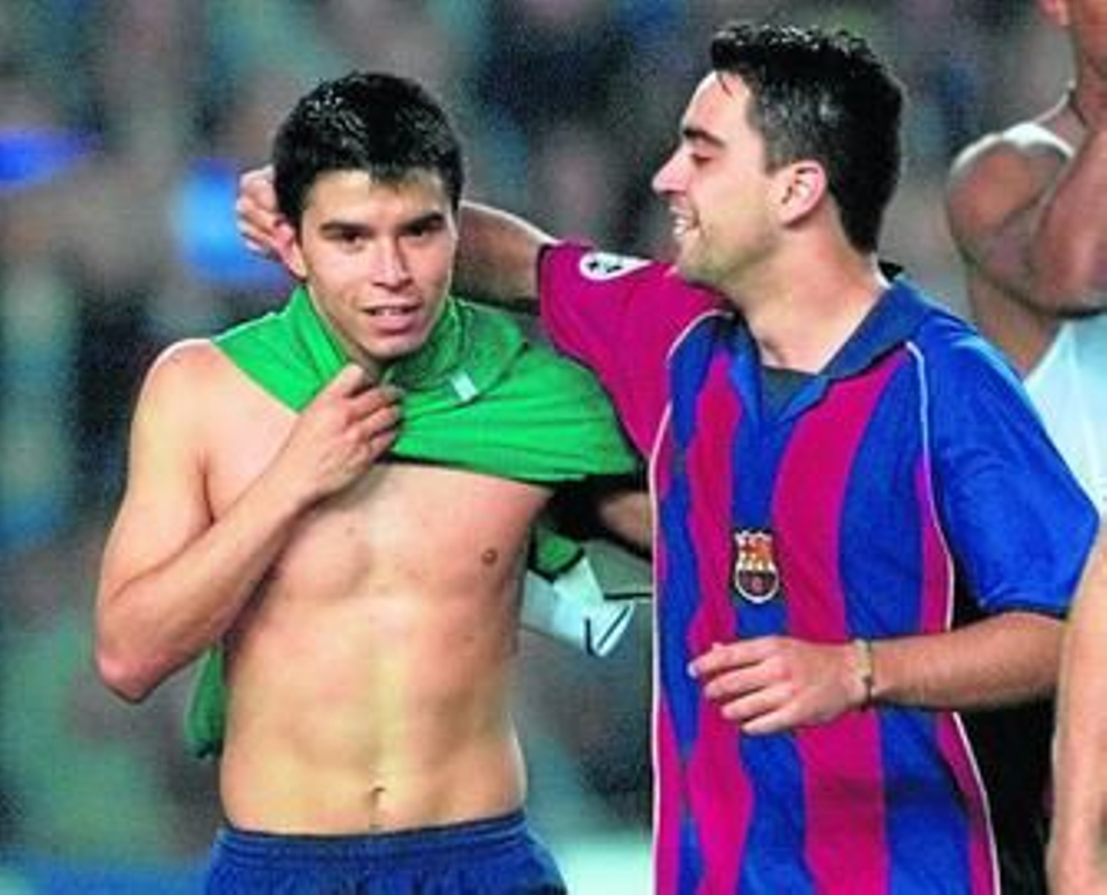 Saviola celebra con Xavi la remontada ante el Panathinaikos.