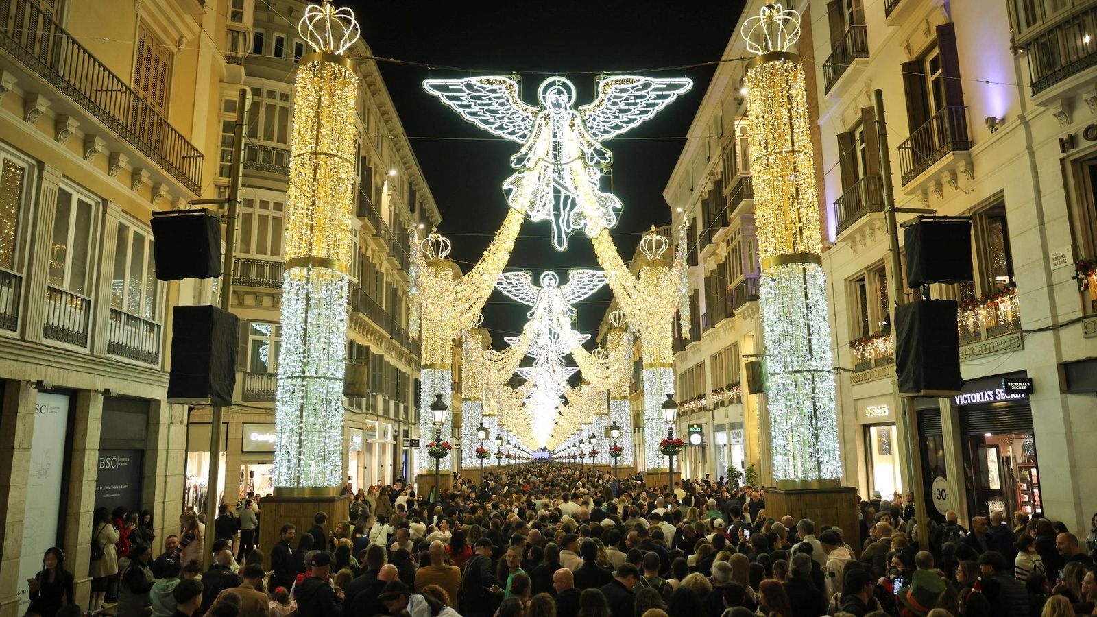 Miles de personas se congregaron para ver el encendido