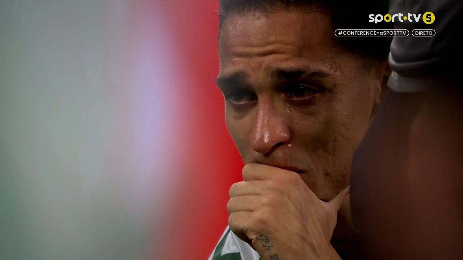 Antony y sus lágrimas después del partido ante el Chelsea