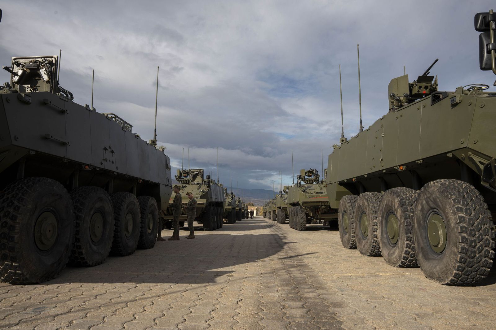 Margarita Robles entrega en Viator los primeros vehículos 8x8 ‘Dragón’ al Ejército de Tierra